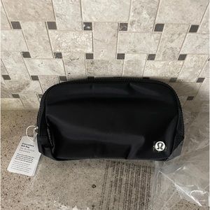 COPY - NWT Lululemon Everywhere Belt Bag Black
Fanny Pack Classic Nylon.